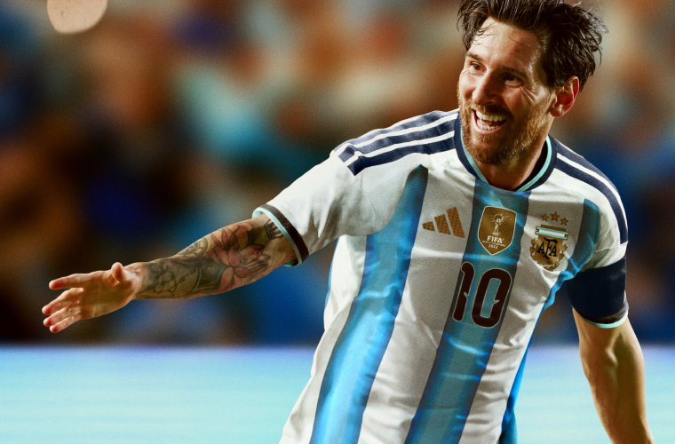 Lionel Messi con la nueva camiseta.