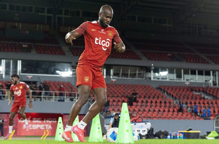 El delantero Cecilio Waterman durante el entrenamiento de ayer lunes en el Estadio Nacional Rommel Fernández.