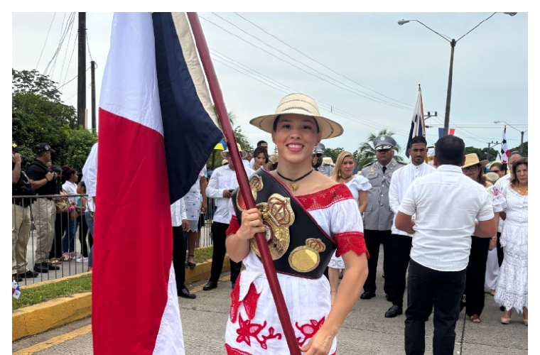 Nataly junto a sus hijos y autoridades del distrito de Santiago.