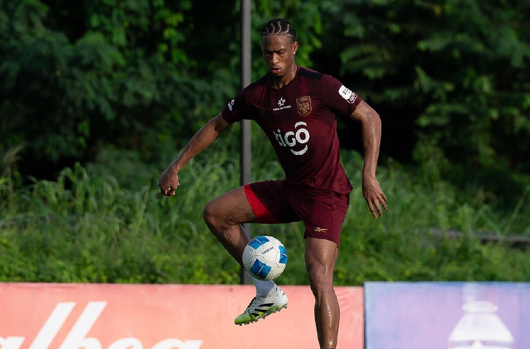 El central panameño Edgardo Fariña durante un entrenamiento de esta semana con la selección nacional.