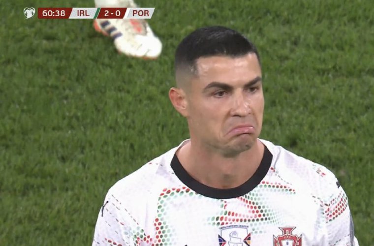 Cristiano Ronaldo muestra su molestia tras recibir la roja.