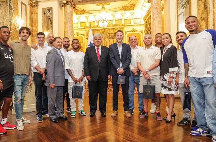 Mulino junto a Christiansen y jugadores.