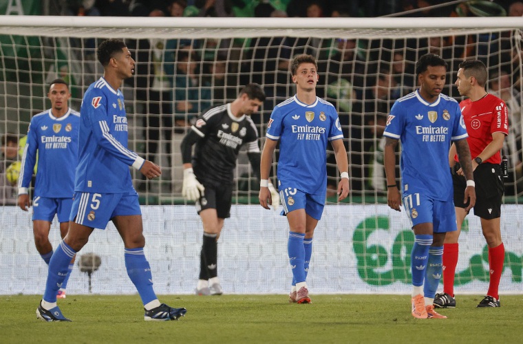 Jugadores del Real Madrid en el partido ante el Elche.