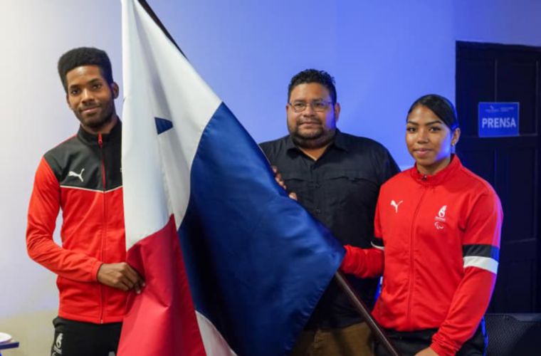 Abanderados de la delegación de Panamá.