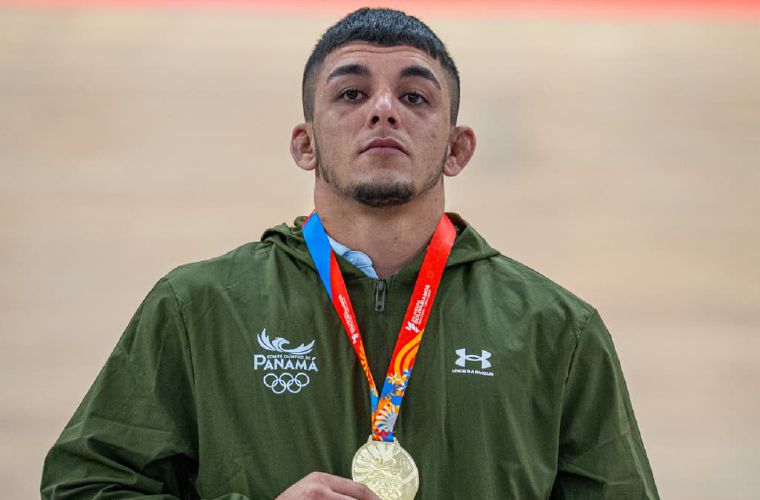 El luchador olímpico Ángel Cortez posa con la medalla de oro conquistada en la categoría de los 86 kilogramos del estilo libre de los Juegos Deportivos Bolivarianos.