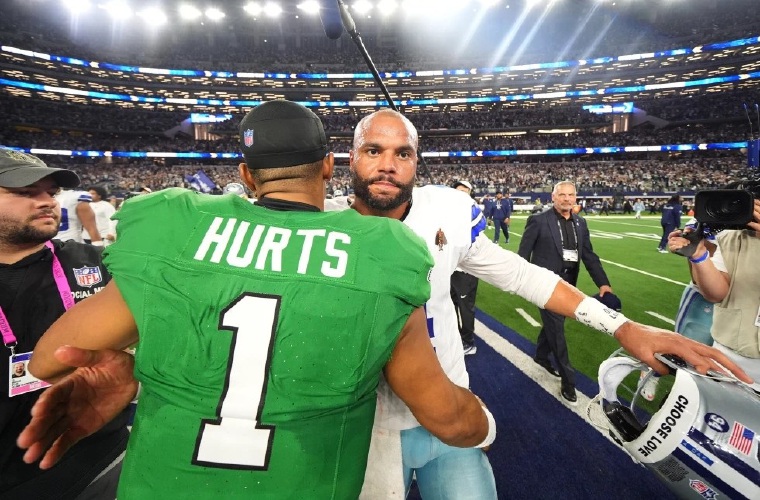 Dak Prescott (DER.) de los Cowboys.