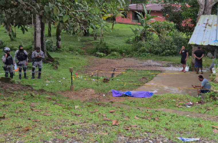 La víctima fue cubierta con una sábana azul.