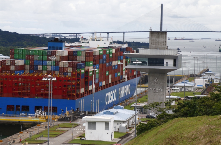 Una embarcación transita por el Canal de Panamá.