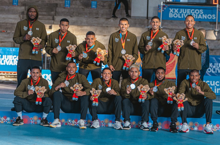 Selección de futsal con la medalla de plata.