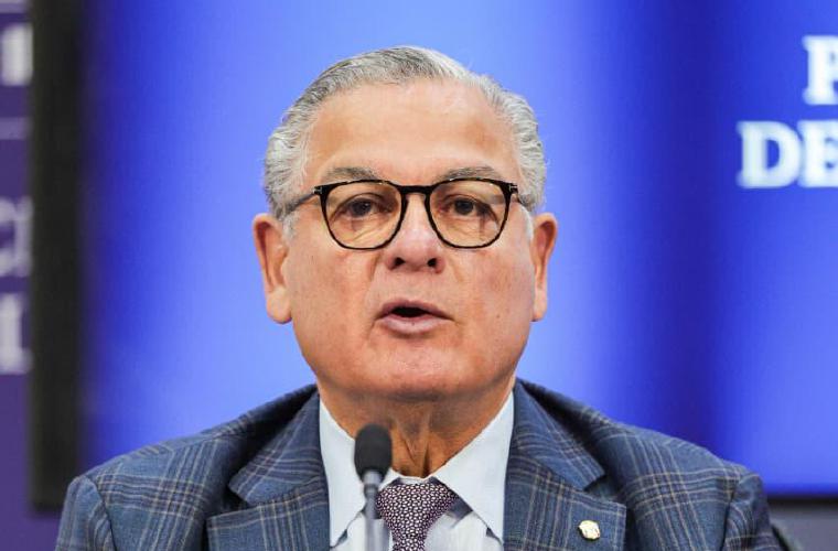 El contralor Anel Flores en conferencia de prensa.