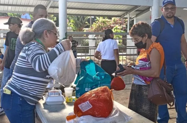 Entrega de la bolsa navideña.
