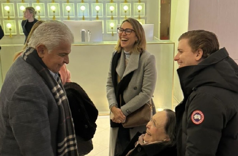 José Raúl Mulino (i), saludando a la mamá (c) de María Corina Machado y algunos de sus familiares en Oslo.