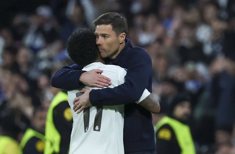 Rodrygo Goes abraza a Xabi Alonso.