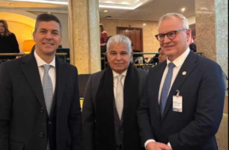 El presidente Mulino junto a Santiago Peña.