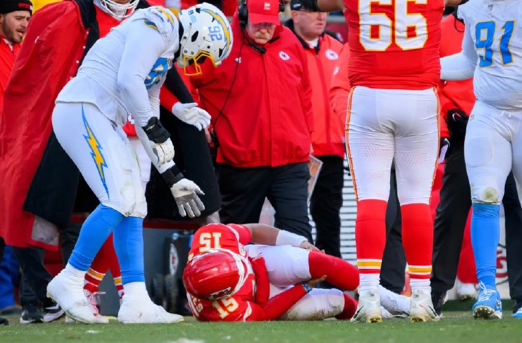 Patrick Mahomes (15), quarterback de los Chiefs de Kansas City, yace en el campo de juego luego de la lesión.