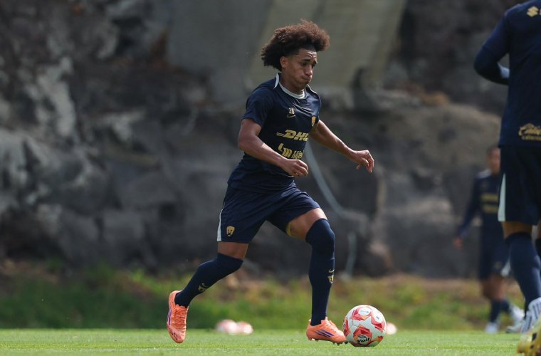 Adalberto Carrasquilla durante una práctica de los Pumas de la Unam.