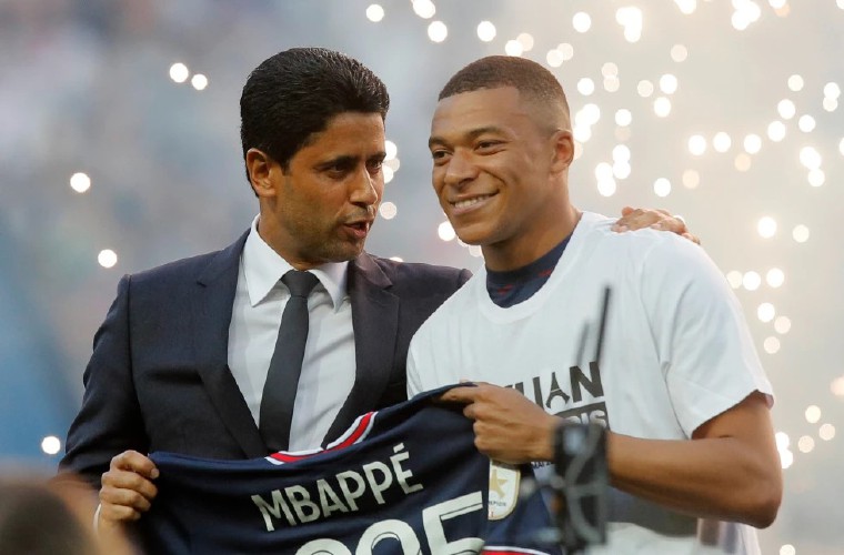 El presidente del PSG, Nasser Al-Khelaifi (i) y Kylian Mbappé.