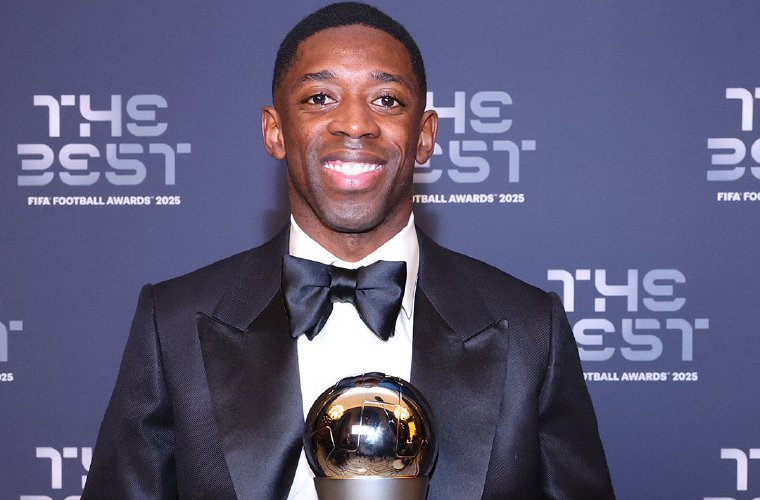 Ousmane Dembélé con el trofeo de ganador del premio ‘The Best’ en la rama masculina, otorgado al mejor jugador de la FIFA.