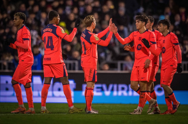 Jugadores del Barcelona celebran triunfo.
