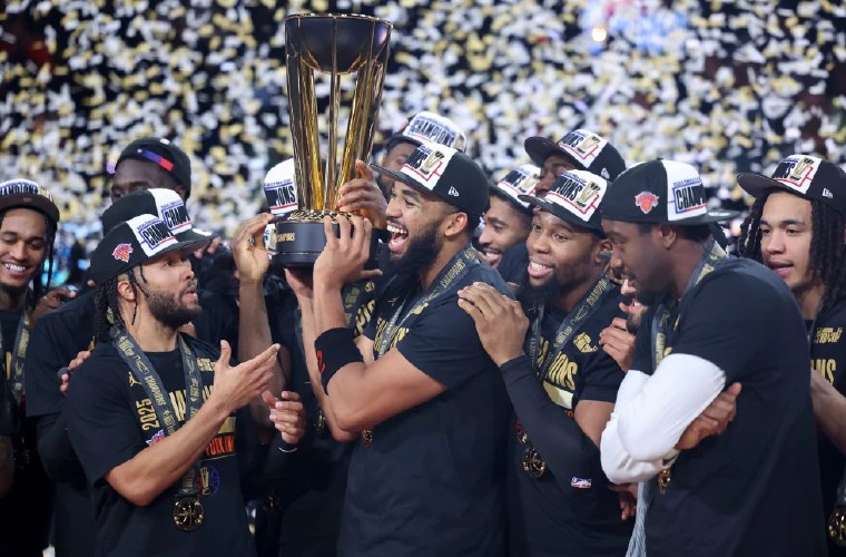Jugadores de los Knicks celebran el título de la Copa NBA.