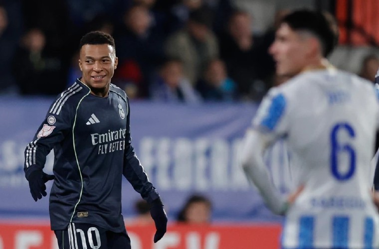 Kylian Mbappé celebra uno de sus goles.