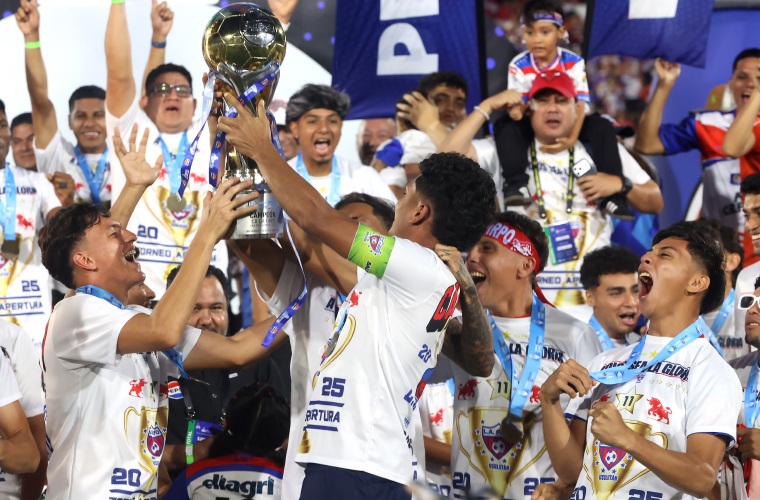 Jugadores del Firpo celebran el título.