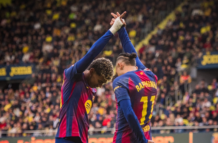 Lamine Yamal (izq.) y Raphinha celebran el primer gol del Barcelona.