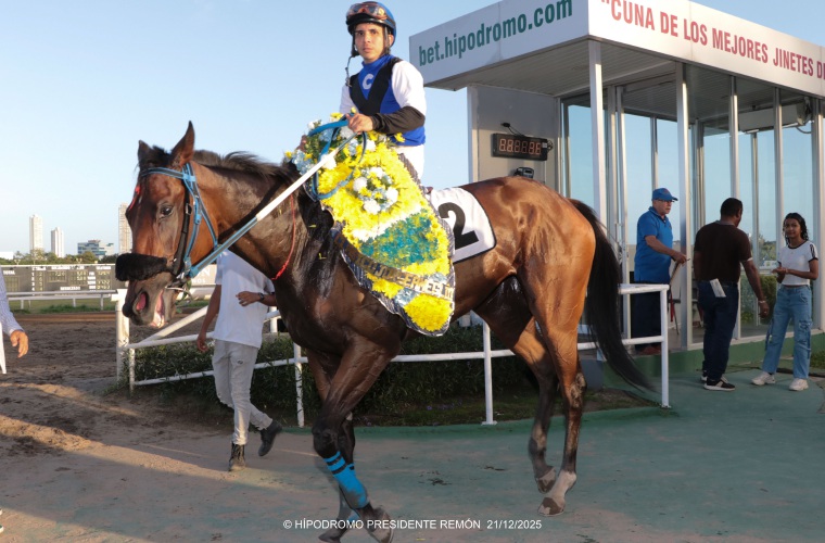 Félix Salgado con el ejemplar Ataviada.