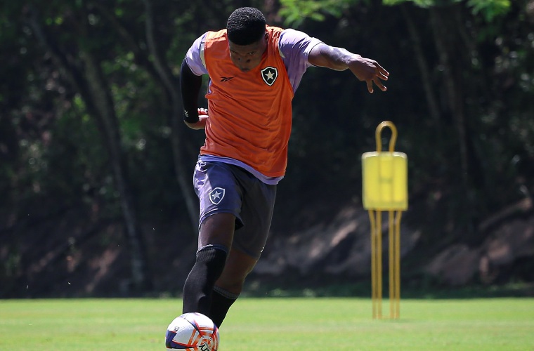 El delantero panameño Kadir Barría durante la práctica de ayer domingo del equipo Sub-20 del Botafogo.