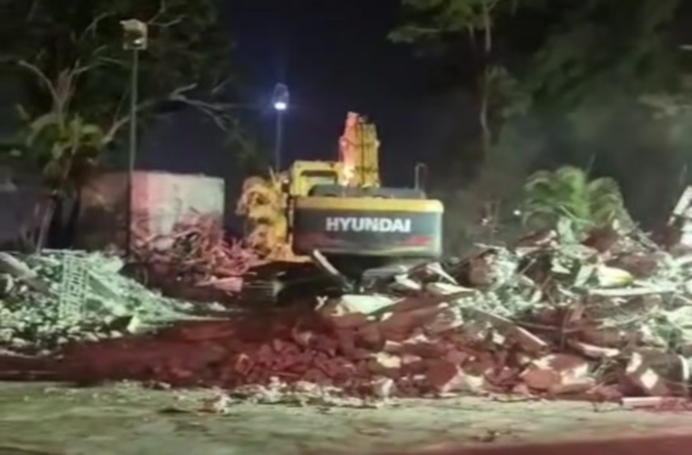 Momento en que el monumento está siendo demolido, la noche del sábado.