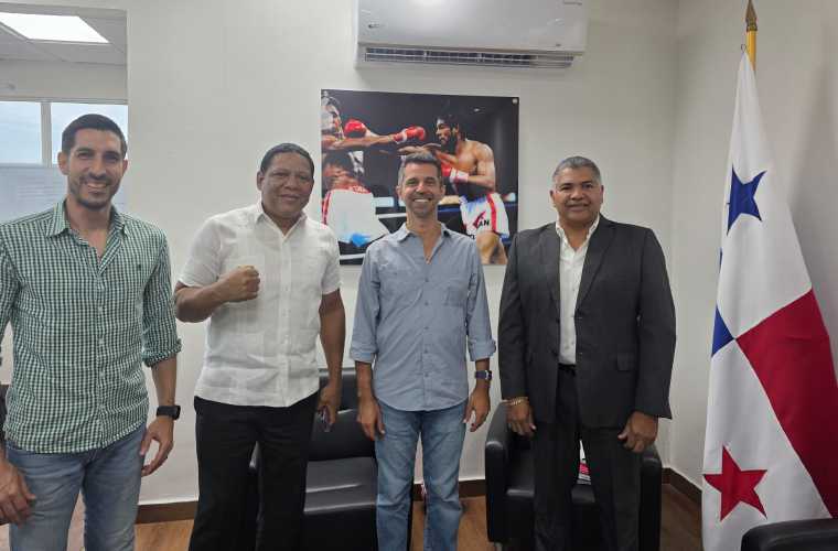 El director general y director técnico de Pandeportes, Miguel Ordóñez y Jaime Penedo respectivamente, junto al diputado Orlando Carrasquilla y el presidente de la AFEBOX, Gerardo Murillo.
