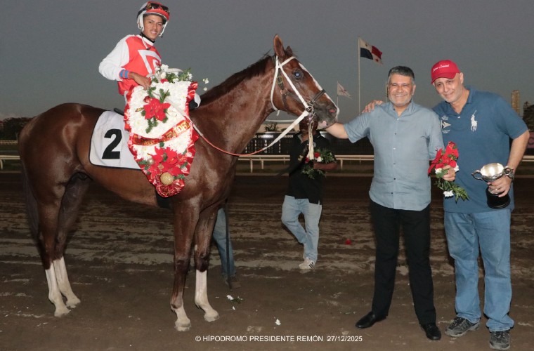 El ejemplar Silencio Criminal con su jinete Yonis Lasso (izq.). Al lado, Andrés farrugia Jr., propietario del caballo ganador del Clásico Navidad. 