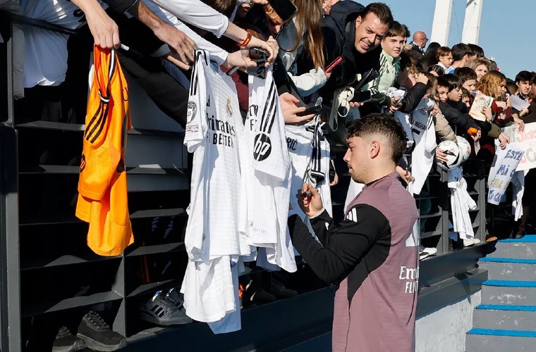 Federico Valverde firma autógrafos.