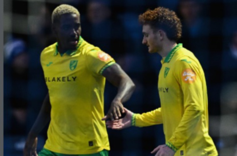 José Córdoba (i) felicita a un compañero.