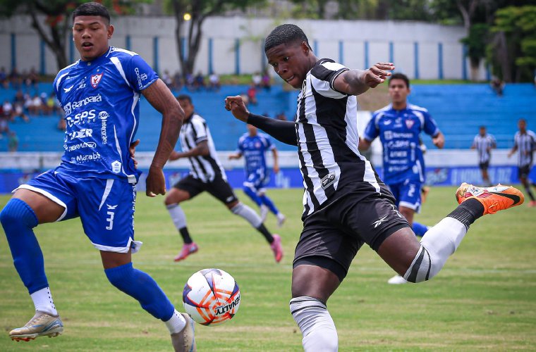 El delantero panameño Kadir Barría en acción.