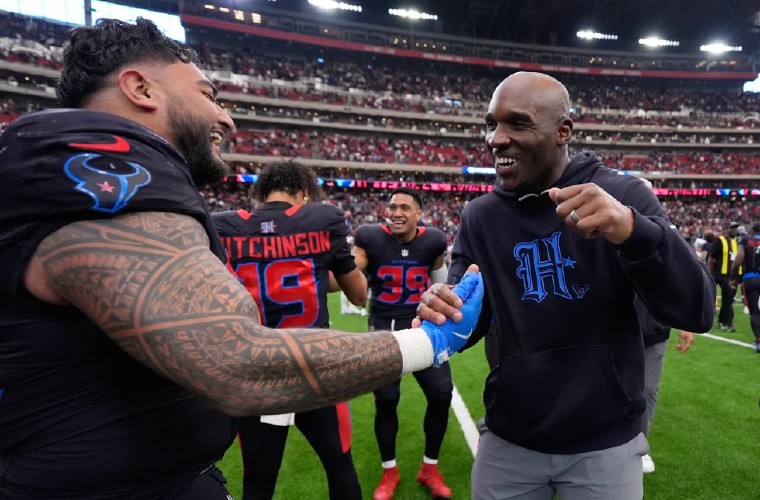 Tommy Togiai (i) y DeMeco Ryans. 