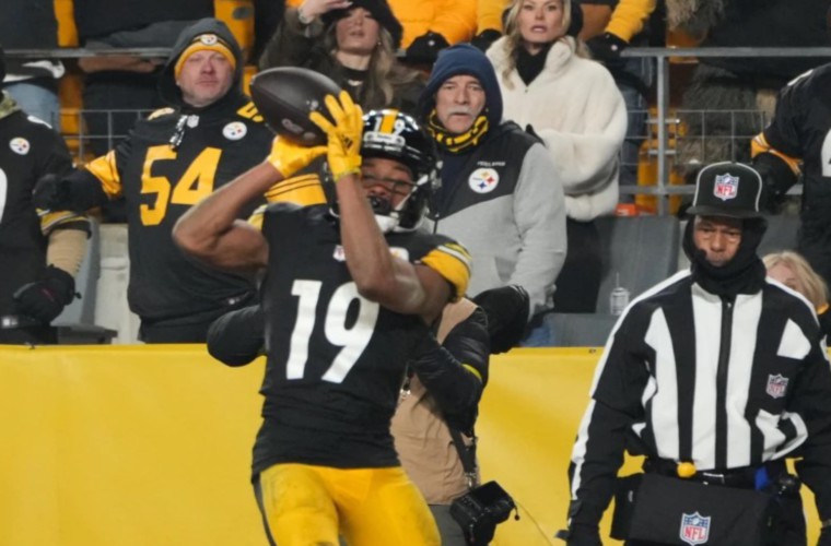 Calvin Austin III anota un TD.