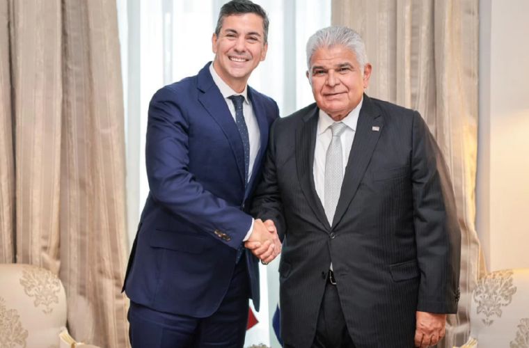 Santiago Peña (izq.) y José Raúl Mulino.