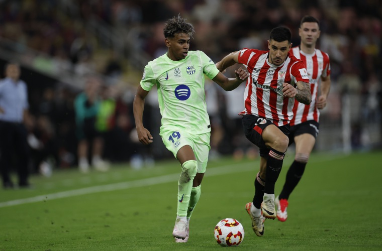 El delantero del Barcelona Lamine Yamal (i) ante Yuri Berchiche, del Athletic (d), durante la semifinal de la última Supercopa de España. 