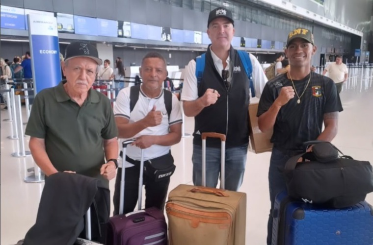 El púgil panameño Ricardo ‘El Científico’ Núñez (der.) junto a sus entrenadores Gustavo Cervantes y Héctor Rangel, además de su apoderado Raúl Ford.