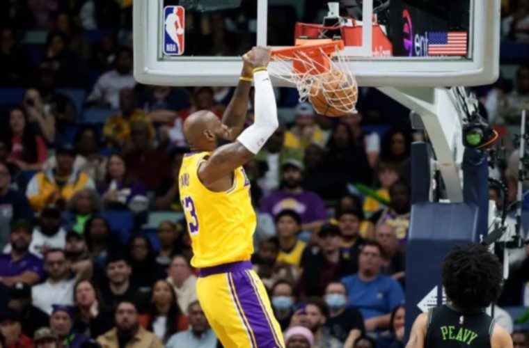 LeBron James anota una canasta.