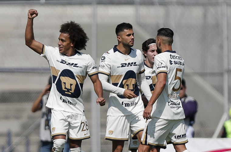 Adalberto ‘Coco’ Carrasquilla (izq.) celebra su gol anotado en el encuentro de ayer domingo, en el que Pumas empató ante el Querétaro.