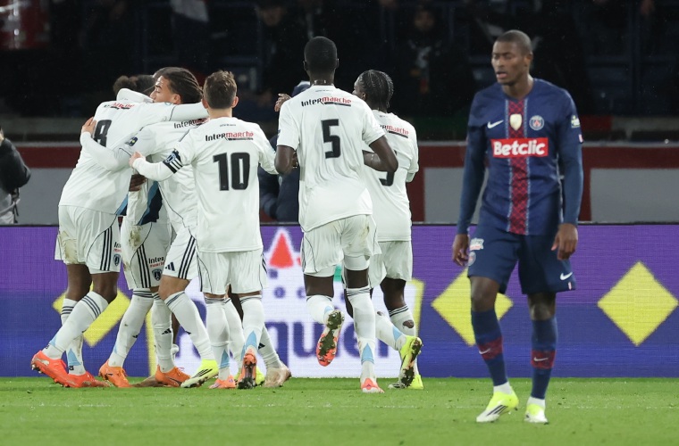 Jugadores del París FC celebran el triunfo.