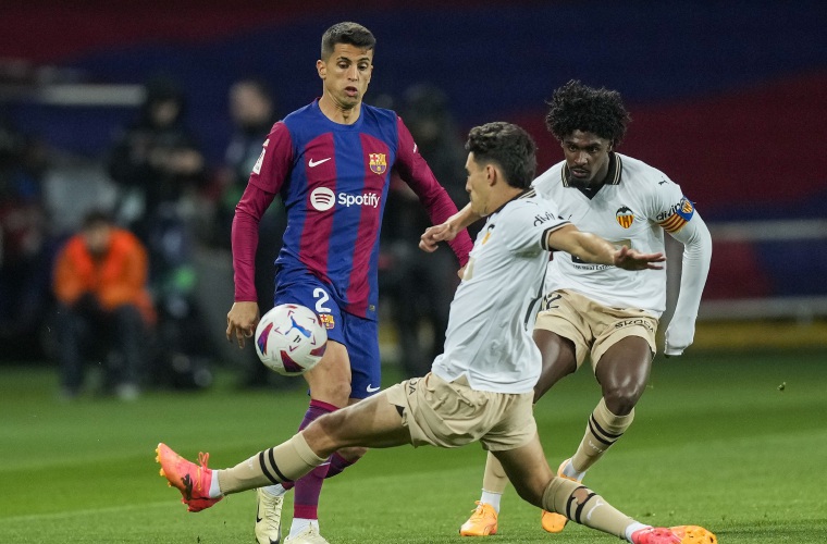 Joao Cancelo (izq.) regresa al Barcelona.