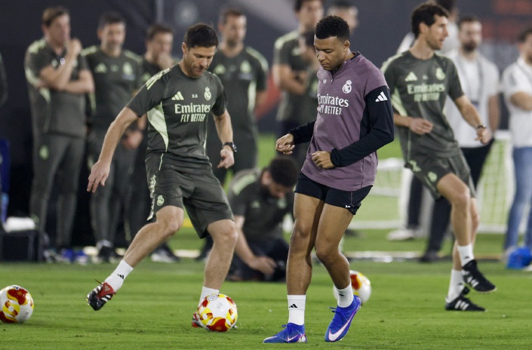 Kylian Mbappé (c) durante un entrenamiento.