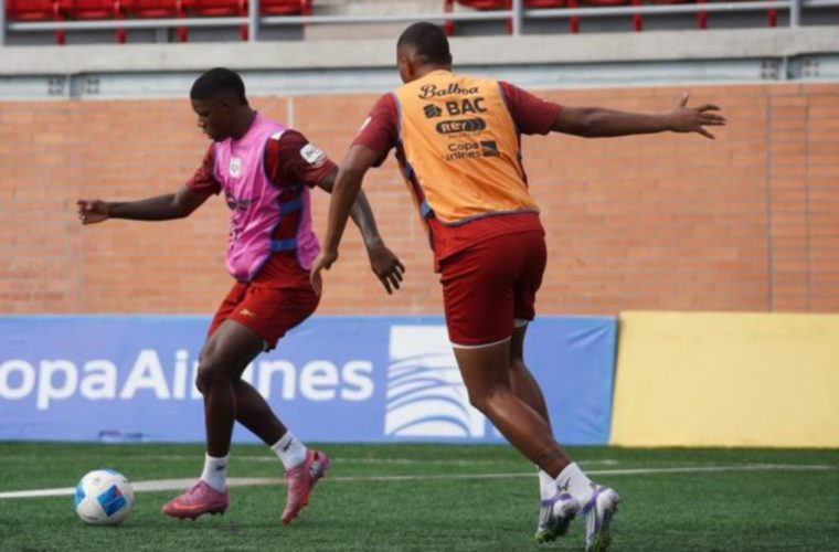 Kadir Barría (izq.) durante la práctica de ayer martes en el COS Sports Plaza.