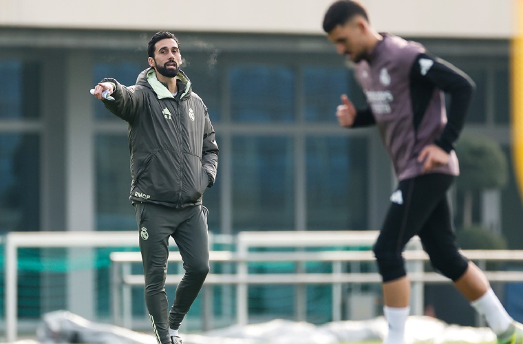 Álvaro Arbeloa, técnico del Real Madrid, en su primera sesión de entrenamiento realizada ayer en la ciudad de Madrid.