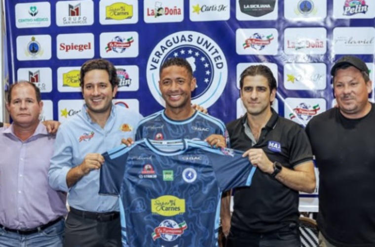 El delantero Gabriel Torres (c) durante su presentación.