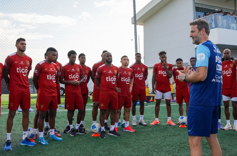 El director técnico de la Selección Mayor de Fútbol de Panamá, Thomas Christiansen, habla con los jugadores que jugarán los partidos amistosos.