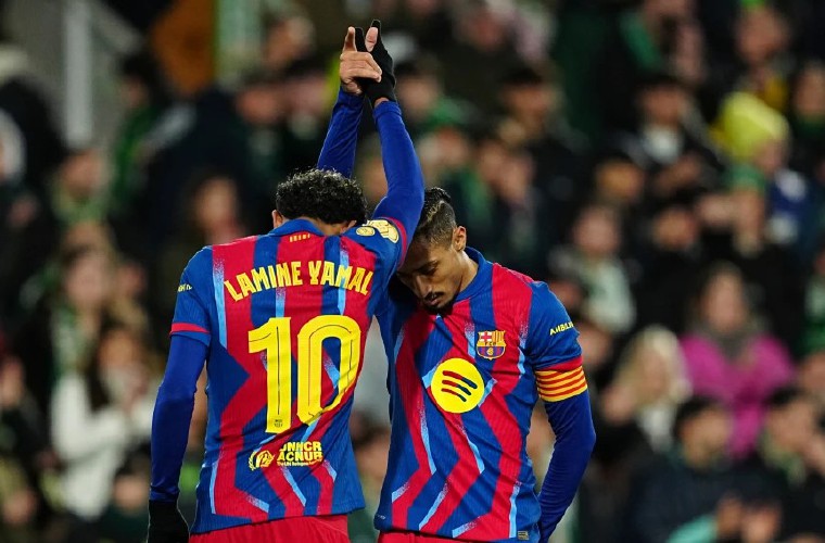 Lamine Yamal (i) y Raphinha. 